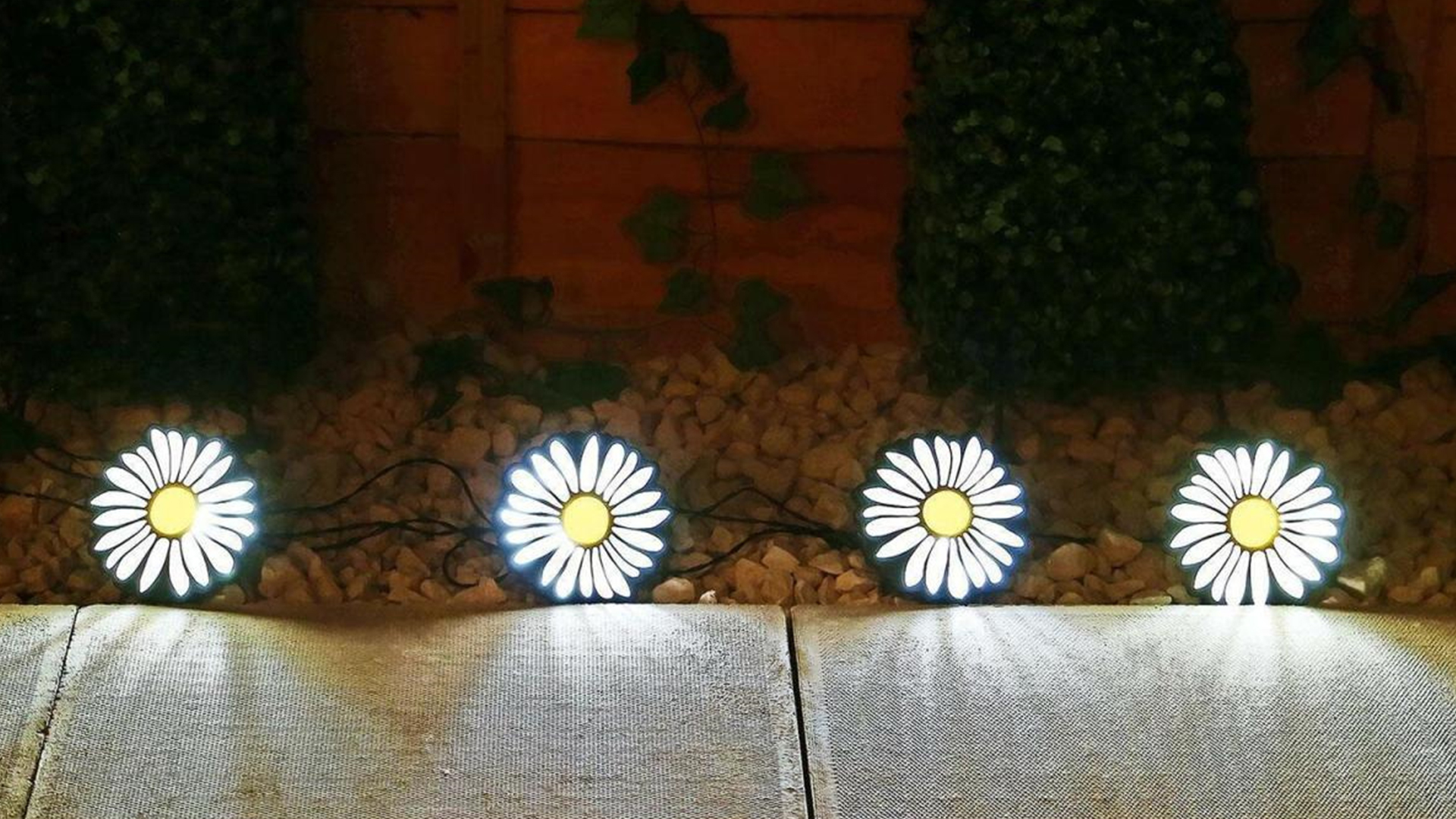 7 Top-Gartendekorationen, die Amerikas Fantasie einfangen: Von bezaubernden Leuchten bis hin zu skurrilen Spinnern