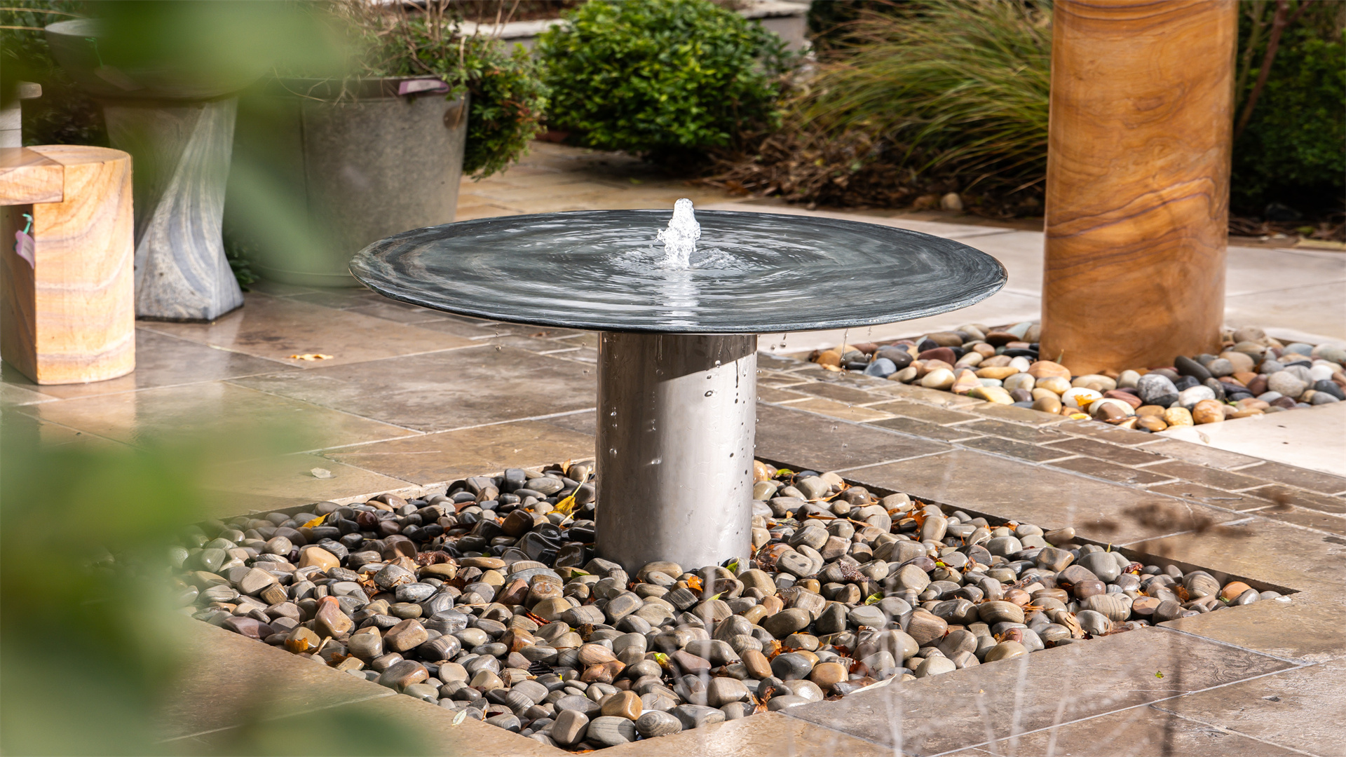 So richten Sie ein Miniatur-Wasserspiel für Ihren Garten ein