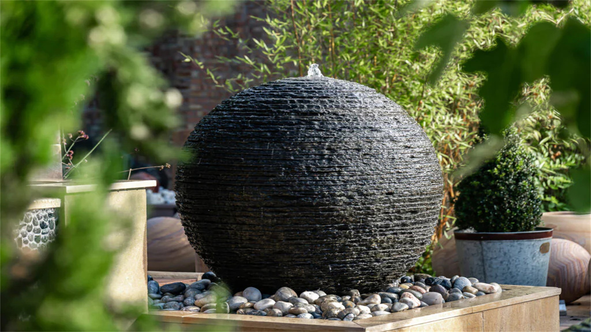 So richten Sie ein Miniatur-Wasserspiel für Ihren Garten ein